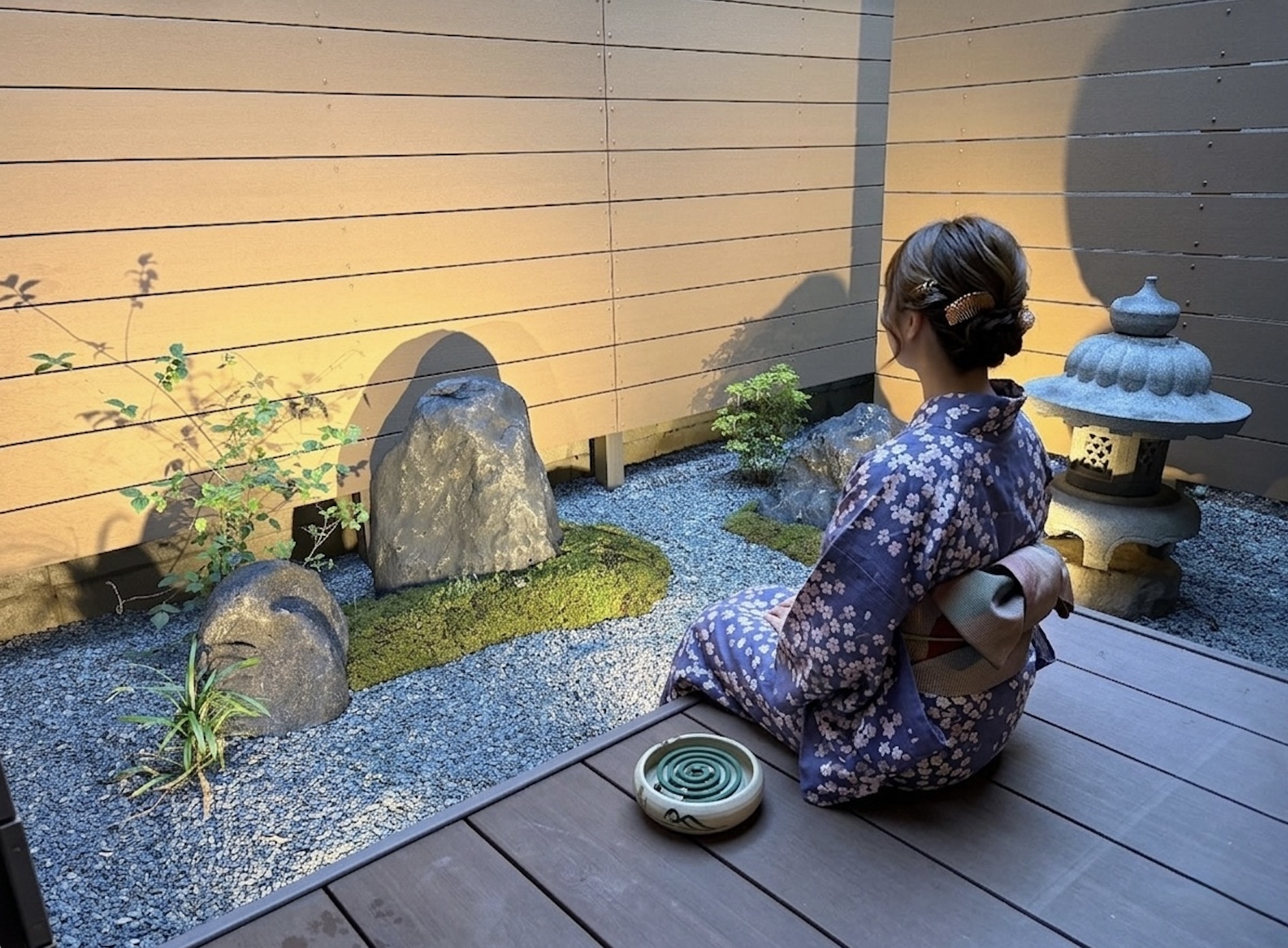古神邸——夜間ライトアップされた日本庭園